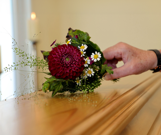 Blume auf Sarg